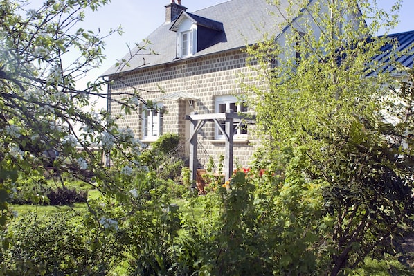 Stay in our charming organic bed and breakfast - La Nesliere chambres d'hôtes bi