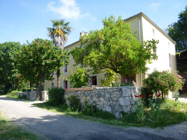 Notre maison d'hôtes se situe à flanc de coteau et est exposée au sud...