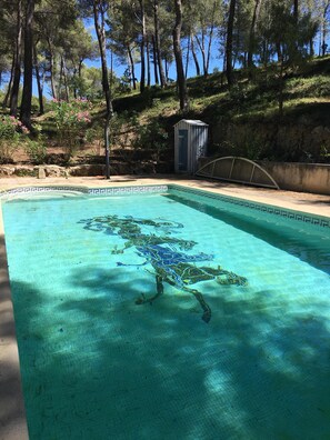 The pool offers sun and shade, perfet for the whole family.