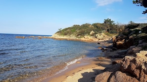 petite plage sauvage accès direct depuis la résidence(prévoir chaussons)