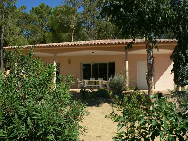 La vila vue de la rue