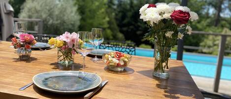 Déjeuner au bord de la piscine
Grands parasol et store à dispsoition