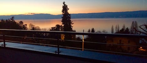 vue depuis terrasse coucher de soleil