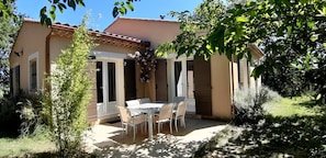 Terrasse Sud-Est, table extensible 12 places.