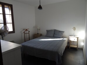 Chambre 2, lit double, TV, ventilateur