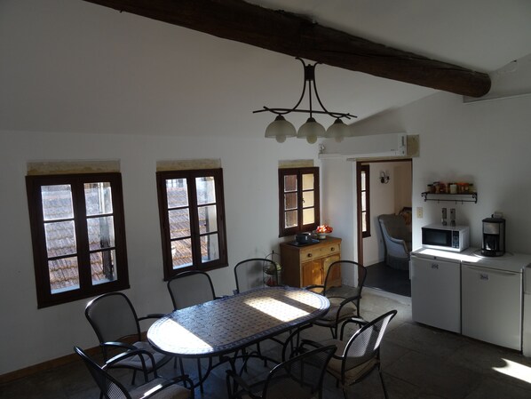 Séjour, vue sur toits, espace cuisine, climatisation