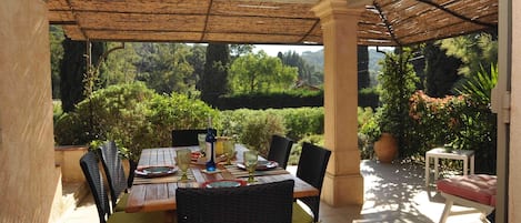 La terrasse ombragée dans un écrin de verdure