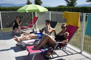 Plages de piscine avec bains de soleil et parasols.