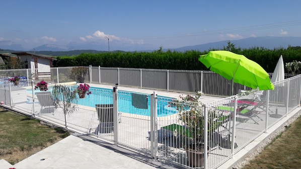 Piscine 11 m x 4,10 m. Profondeur constante 1,40 m.