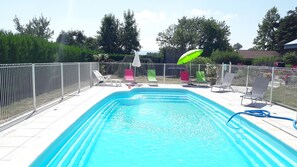 Piscine chauffée à 29 ° C. Entourage avec portillons de sécurité