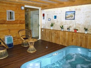Indoor spa tub