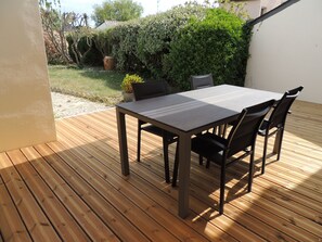 Terrasse aménagée avec vue sur jardin