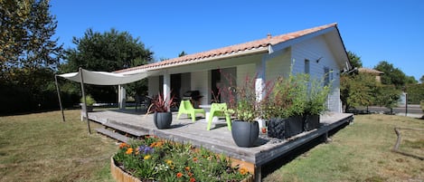 La maison côté terrasse et entrée 