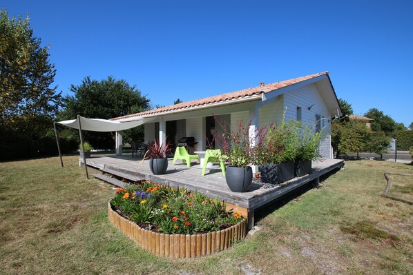 La maison côté terrasse et entrée 