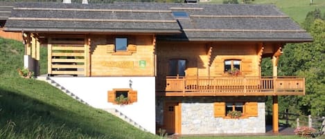 chalet l'été, la location est en rez de jardin