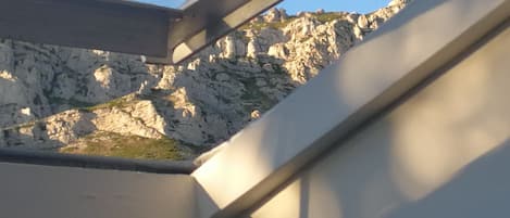 calanques vues de lafenêtre de toit de la chambre