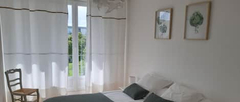 chambre avec lit 160 x 200 et commode