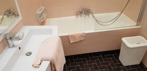 Salle de bain avec baignoire et bidet
