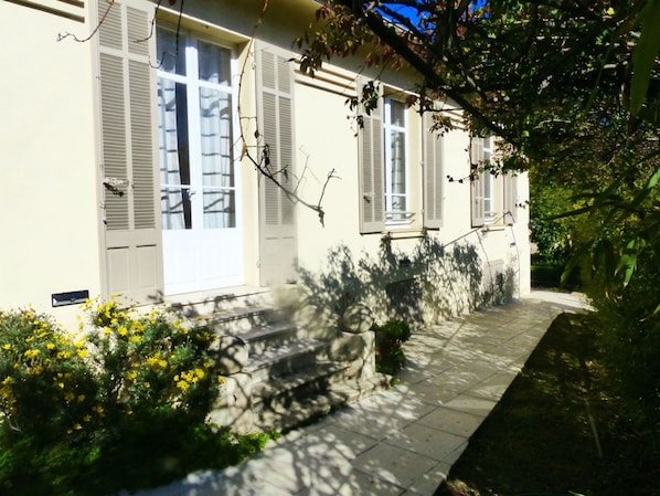 Façade sud avec accès au jardin, derrière la maison