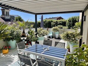 Terrasse de 40m2 avec table pour 6 personnes