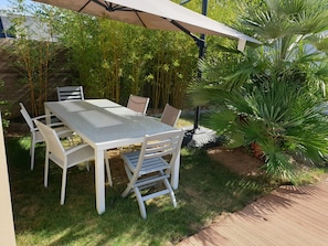 Table pour 8 personnes pouvant etre déplacée dans le jardin (légÚre).
