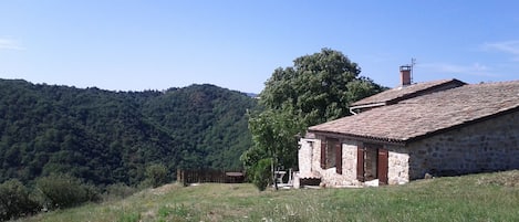 Maison en pierres de pays, juchée sur un col, à 350 m d'altitude