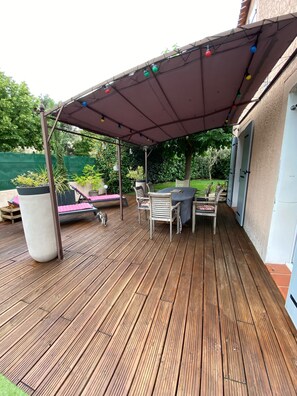 Terrasse couverte avec table extérieure 