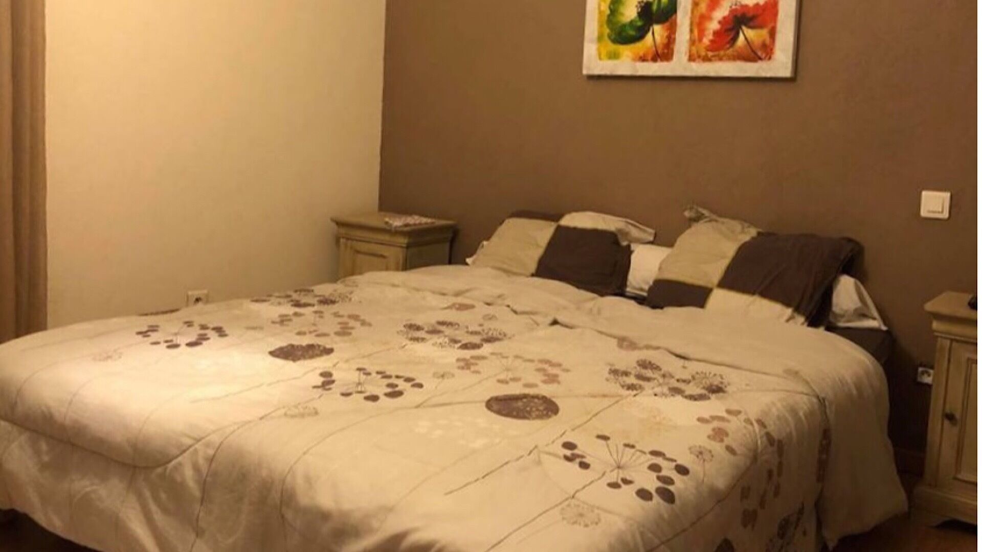 Chambre lit double avec télévision