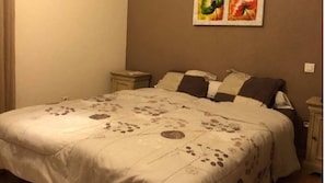 Chambre lit double avec télévision