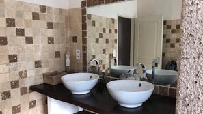 Salle de bain, douche italienne et double vasques 