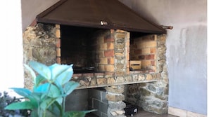 Barbecue et table sous abris extérieur 
