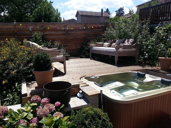 Outdoor spa tub