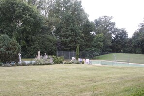 parc avec tennis et piscine