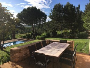 La terrasse à l'ombre du magnolia le matin