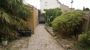 Jardin ensoleillé, clos, à l'abri du vent