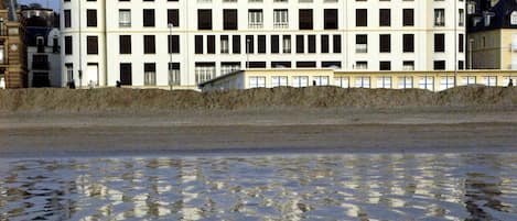 Le Trouville Palace sur la plage, 1°étage, 2 fenêtres fronton face mer