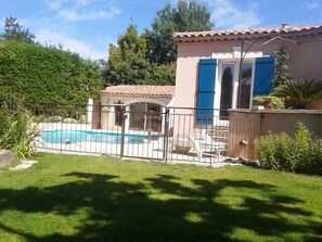 Chambre donnant sur jardin et piscine cloturée