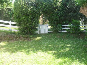 jardin privatif sud a l arriere de la maison