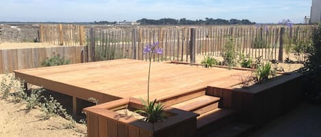 Terrasse de 15 m2 en Teck permettant de dejeuner avec vue dominante sur Océan