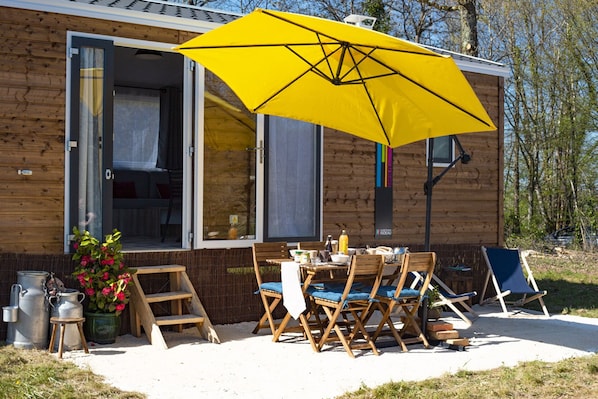 Vue de l'entrée avec la terrasse.