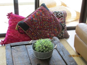 Deco: plenty of hadcrafted textiles