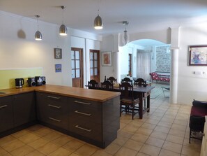 Kitchen, dining area & salon
