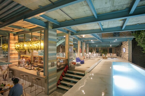 Bar / Swimming Pool