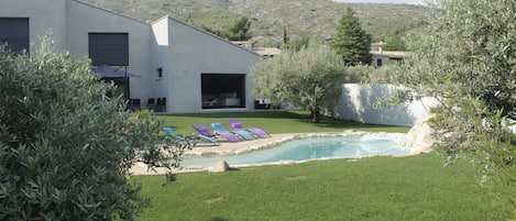 Vue de la maison et la piscine avec la Sainte Victoire derrière