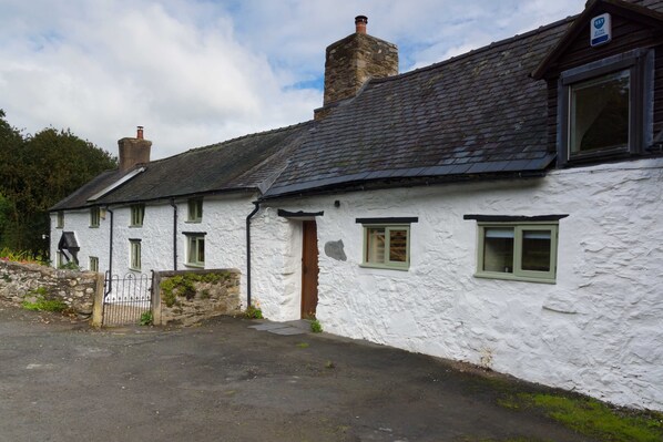 ENTIRE HOUSE SHOWN,old farm cottage & dairy shed converted to 1Welsh long house
