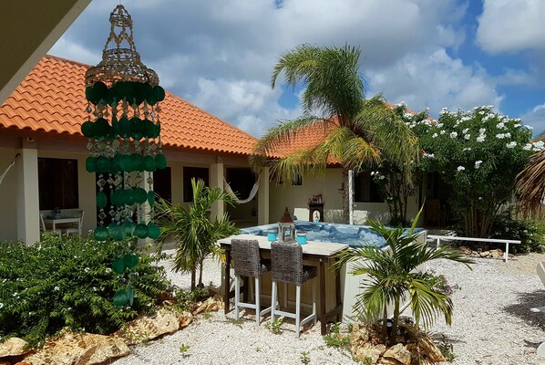 500m2 tropical garden full of flora and island fauna like humming birds