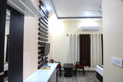 Hotel Mariya International is situated in Bodhgaya it near by karmapa Temple.