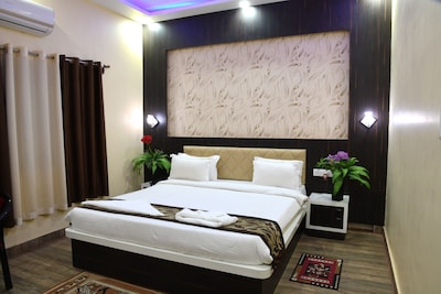 Hotel Mariya International is situated in Bodhgaya it near by karmapa Temple.