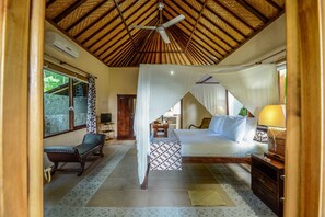 Spacious bedroom.