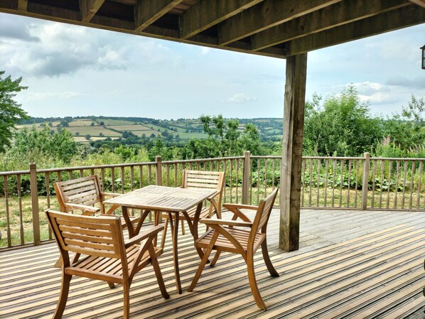 Yr Hen Feudy is a cottage apartment with fantastic views over the Teifi Valley.